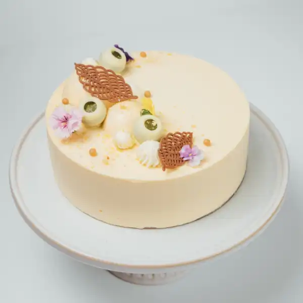 Feijoa White Chocolate in round shape from Memo Cakery